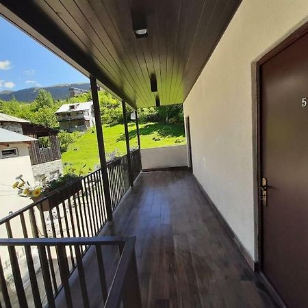 Guesthouse Of Manoni Ratiani เมสเตีย ภายนอก รูปภาพ