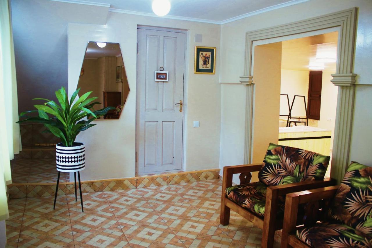 Guesthouse Of Manoni Ratiani เมสเตีย ภายนอก รูปภาพ